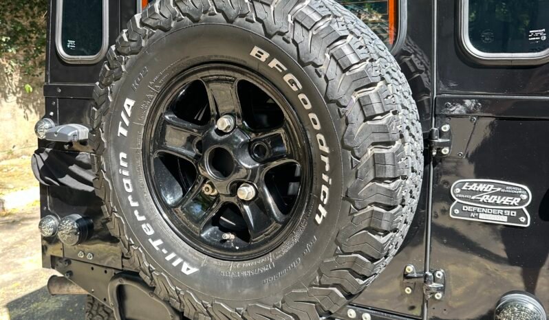 
								Land Rover Defender 90 full									