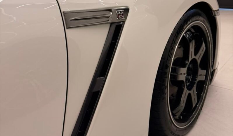 
								Nissan GTR Black Edition full									