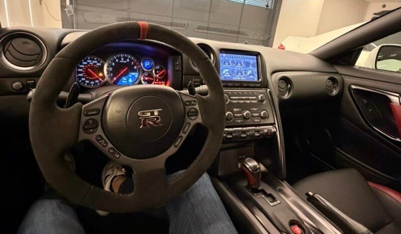 
								Nissan GTR Black Edition full									