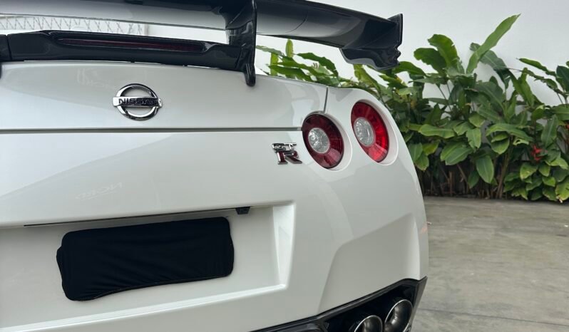 
								Nissan GTR Black Edition full									