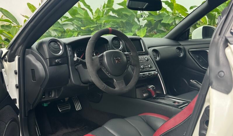 
								Nissan GTR Black Edition full									
