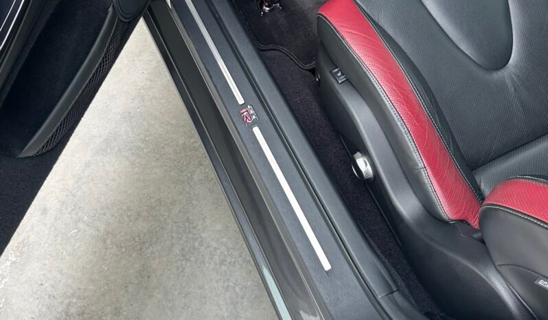 
								Nissan GTR Black Edition full									