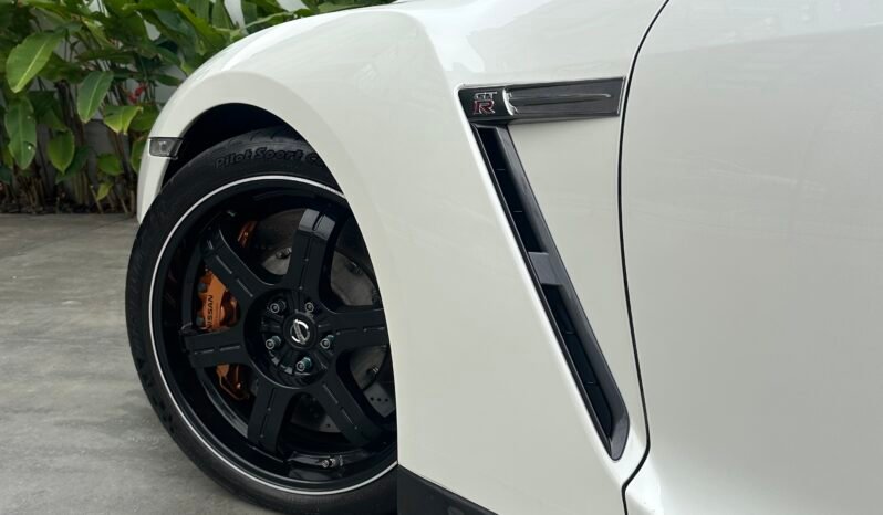 
								Nissan GTR Black Edition full									