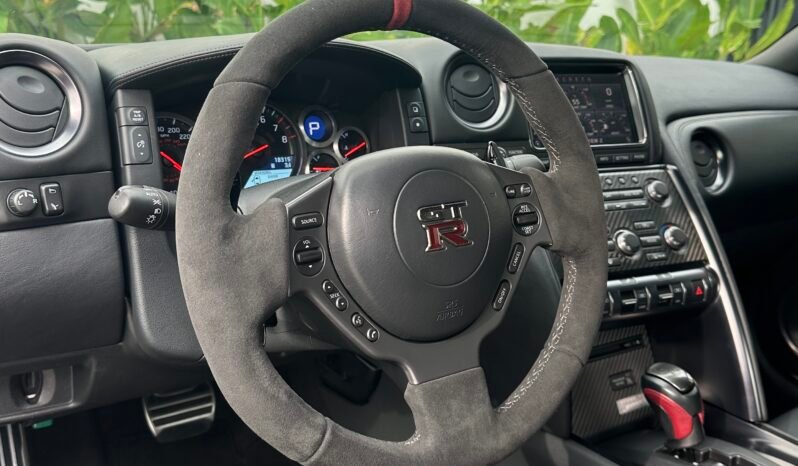 
								Nissan GTR Black Edition full									