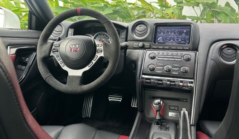 
								Nissan GTR Black Edition full									