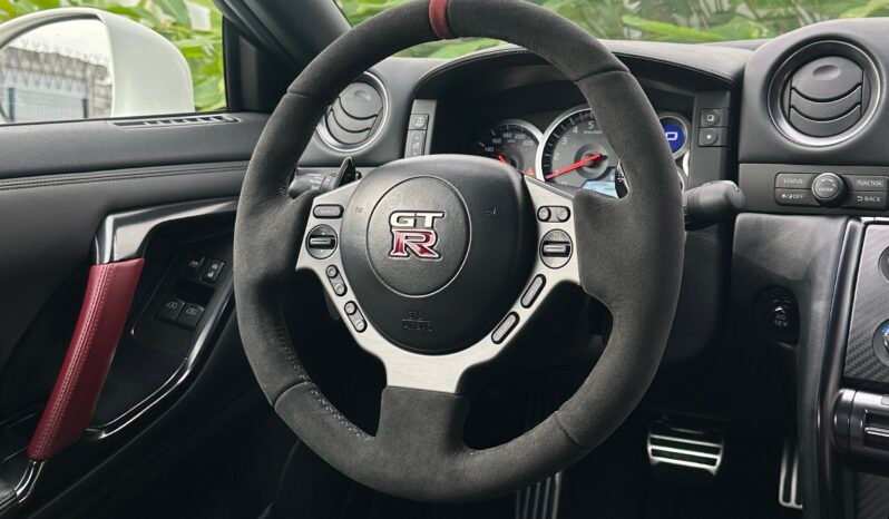 
								Nissan GTR Black Edition full									