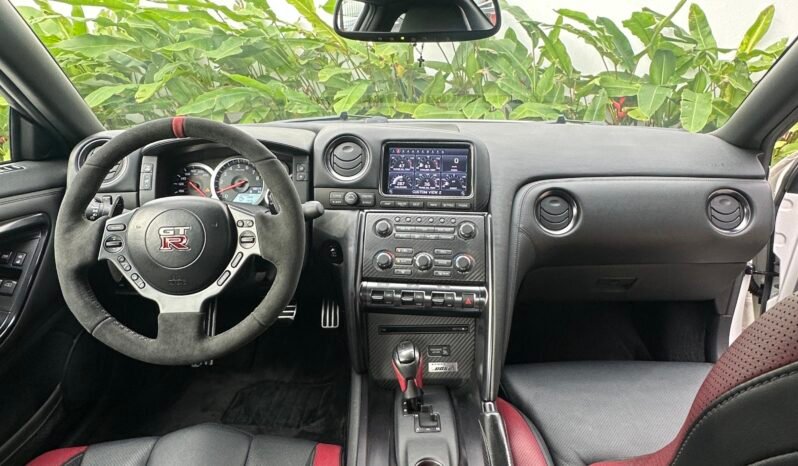 
								Nissan GTR Black Edition full									