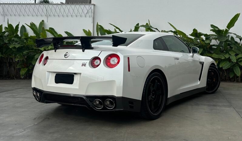 
								Nissan GTR Black Edition full									