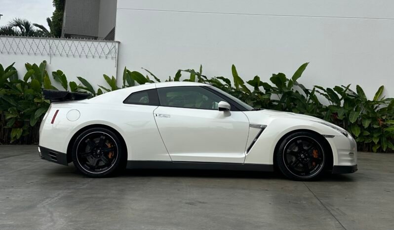 
								Nissan GTR Black Edition full									