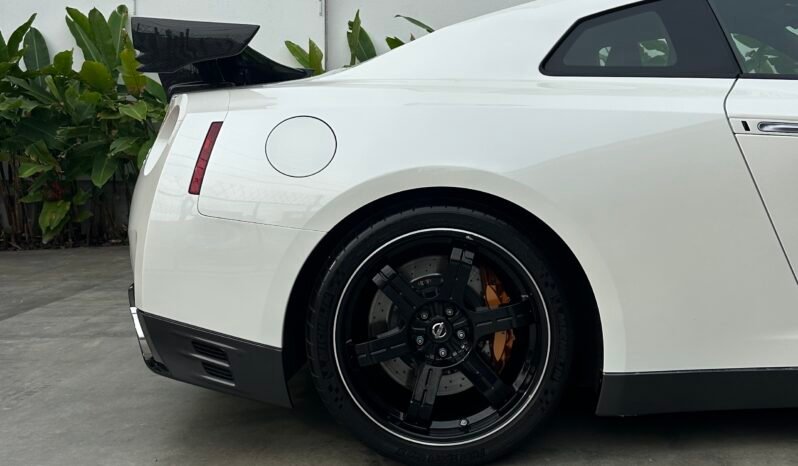 
								Nissan GTR Black Edition full									
