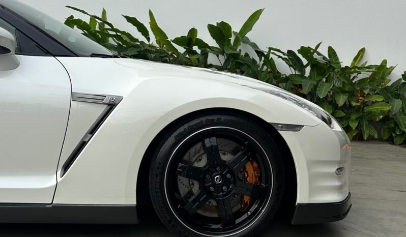 
								Nissan GTR Black Edition full									