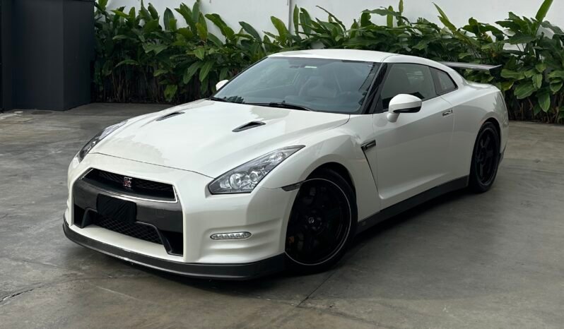 
								Nissan GTR Black Edition full									