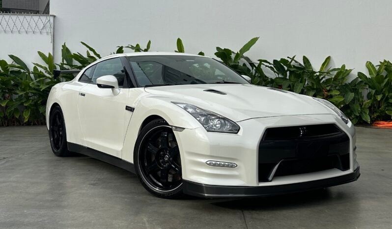 
								Nissan GTR Black Edition full									