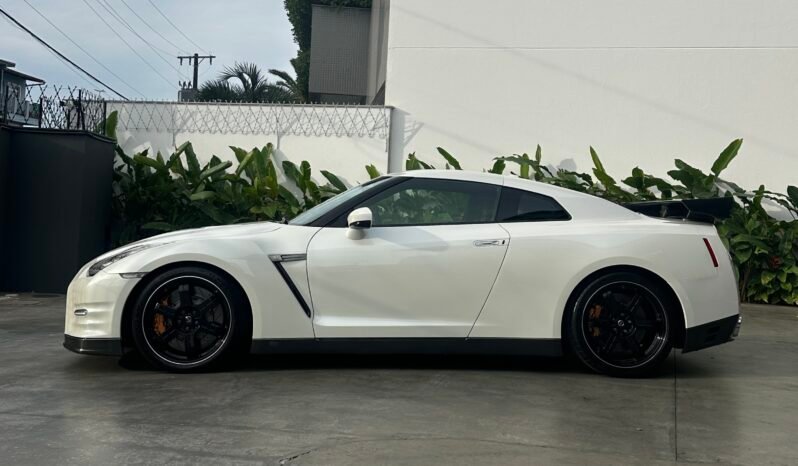
								Nissan GTR Black Edition full									