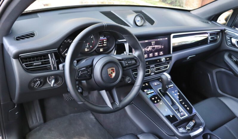 
								Porsche Macan T full									