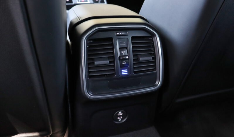 
								Porsche Macan T full									