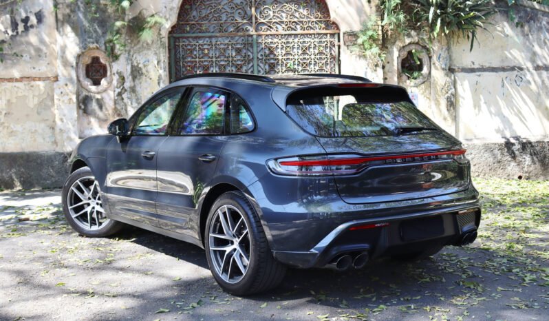 
								Porsche Macan T full									