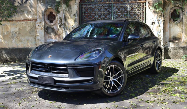 
								Porsche Macan T full									