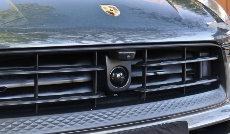 
								Porsche Macan T full									