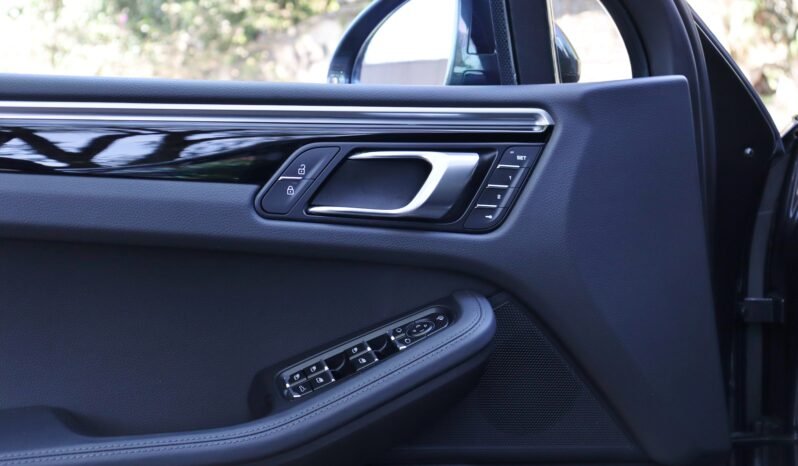 
								Porsche Macan T full									