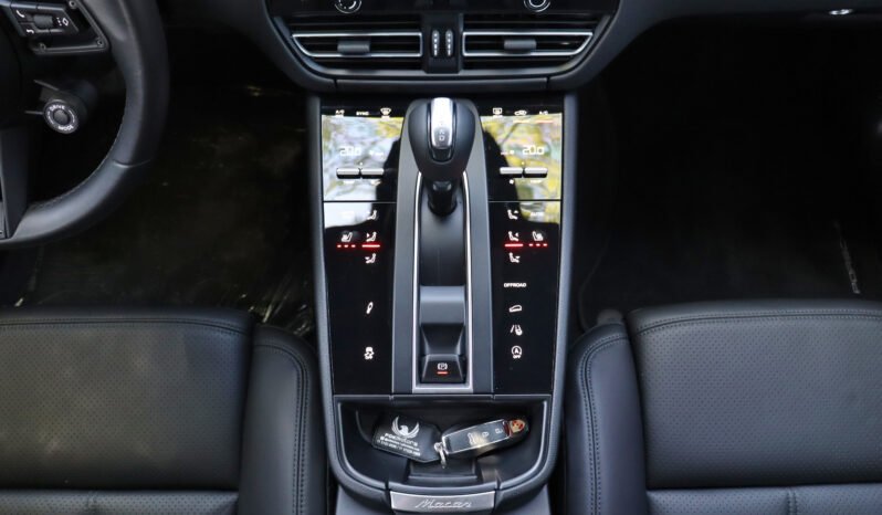 
								Porsche Macan T full									