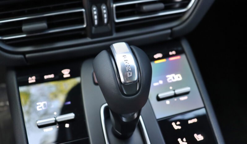 
								Porsche Macan T full									