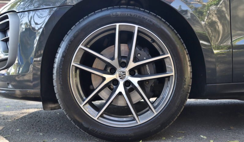 
								Porsche Macan T full									