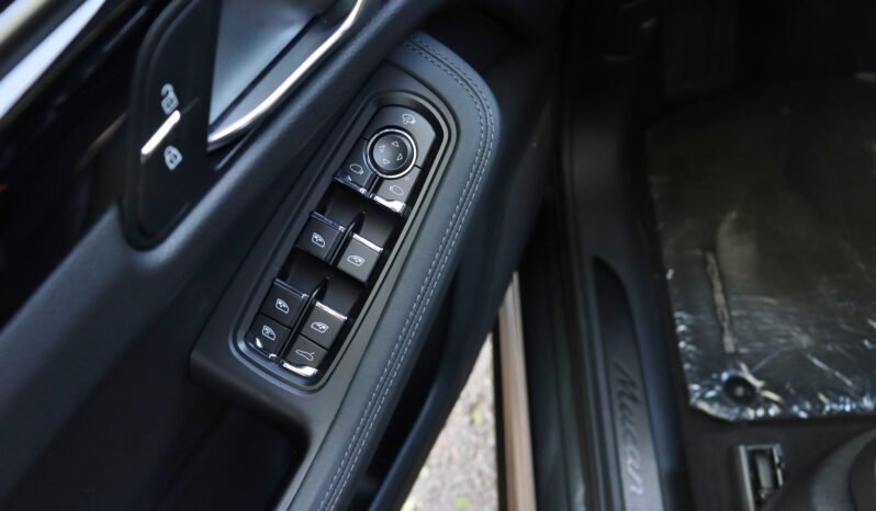 
								Porsche Macan T full									