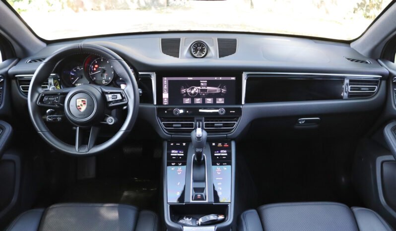 
								Porsche Macan T full									
