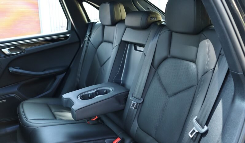
								Porsche Macan T full									
